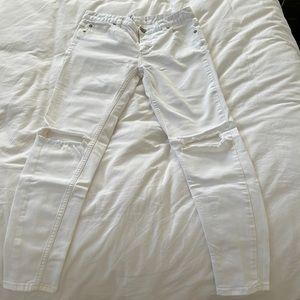 Free people Size 27 White Skinny Jean with knee holes